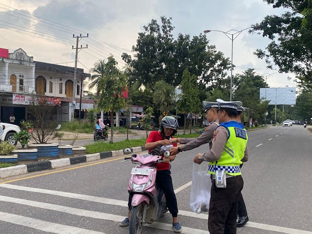 Satlantas Sarolangun Berbagi Takjil Pada Pengendara