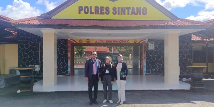 Kuasa Hukum Fanny, Dampingi Kliennya Membuat Aduan Laporan Kepada Mantan Tunangannya di Polres Sintang.