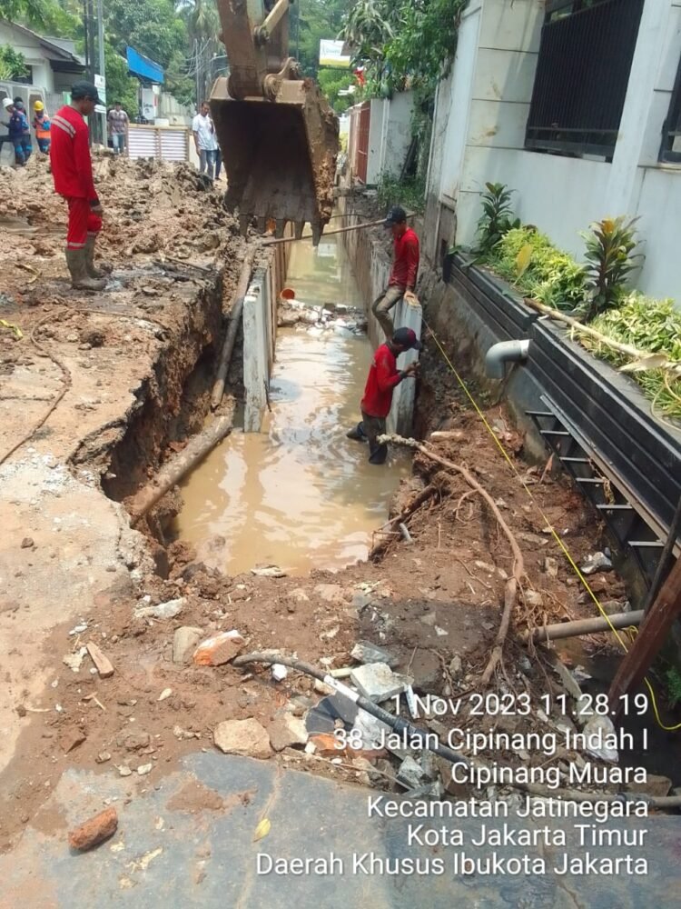 Konstruksi Saluran Jln. Cipinang Indah I Segmen Jln. Mawar Raya Menuju Jln. Nusa Indah Diduga Dikerjakan Asal Jadi.