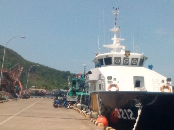Diduga Kapal Pengawas Perikanan HIU 13 Terlelap Nyender Di Dermaga, Pukat Trawls Dan Kapal Bom Ikan Bebas Beroperasi.