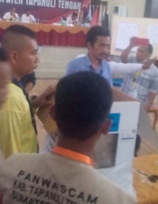 Rapat Pleno Terbuka Rekapitulasi di KPU Tapanuli Tengah Berjalan Alot dan Tegang
