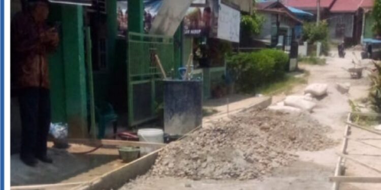 Proyek Rabat Beton Desa Mela 2 Di Kerjakan Asal Jadi, Plank Proyek Tidak Ada.