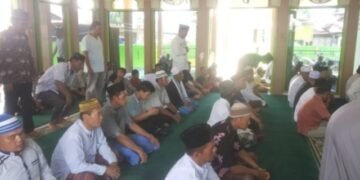 Pj. Bupati Dr. Sugeng Riyanta,SH.MH Shalat Jum’at di Masjid Budi Luhur Kota Pandan Kab. Tapanuli Tengah Sumut