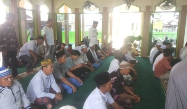 Pj. Bupati Dr. Sugeng Riyanta,SH.MH Shalat Jum’at di Masjid Budi Luhur Kota Pandan Kab. Tapanuli Tengah Sumut