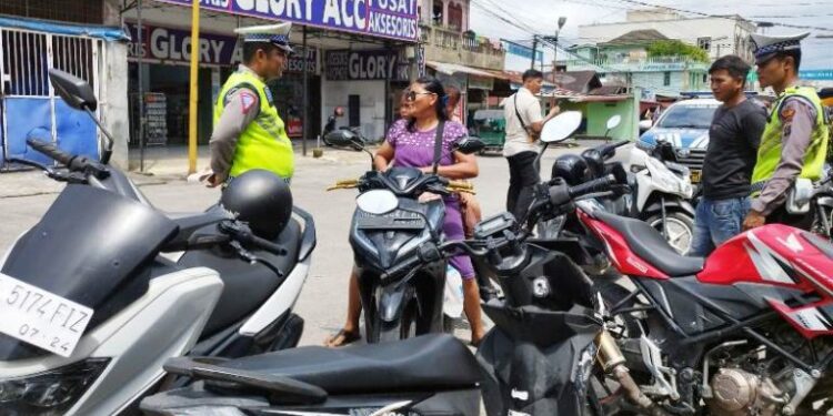 Ops. Patun Toba 2024, Polres Sibolga Beri Himbauan Melalui Pembagian Leaflet Kepada Pengguna Jalan.
