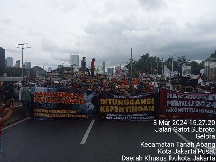 Massa Aksi Damai Yang Tergabung dalam Timur Indonesia Bersatu Dan Massa Siswa-Siswi / Mahasiswa/i Jabodetabek Satu Suara Tolak Hak Angket.