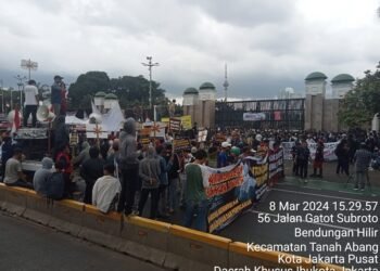 Massa Aksi Damai Yang Tergabung dalam Timur Indonesia Bersatu Dan Massa Siswa-Siswi / Mahasiswa/i Jabodetabek Satu Suara Tolak Hak Angket.