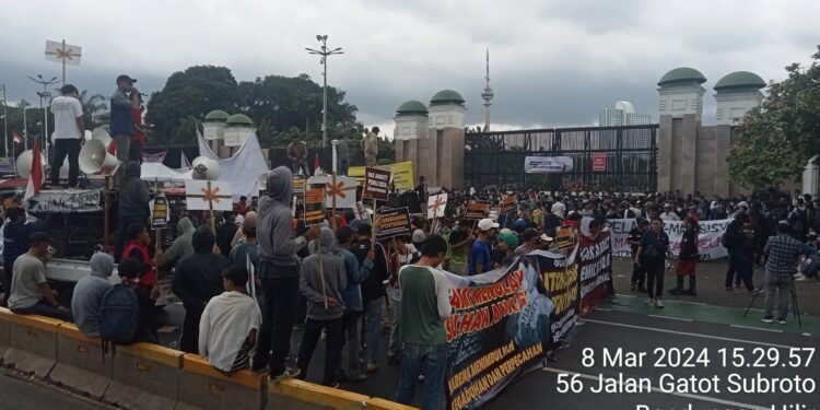 Massa Aksi Damai Yang Tergabung dalam Timur Indonesia Bersatu Dan Massa Siswa-Siswi / Mahasiswa/i Jabodetabek Satu Suara Tolak Hak Angket.