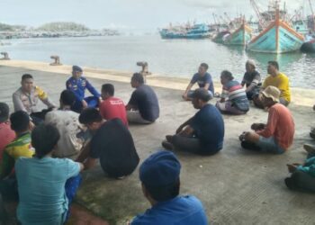Polres Sibolga Dan Polairud Laksanakan Jum’at Curhat Dengan Warga Nelayan.