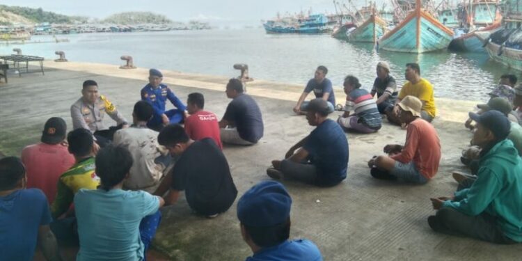 Polres Sibolga Dan Polairud Laksanakan Jum’at Curhat Dengan Warga Nelayan.