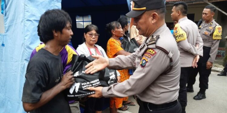 Peduli, Polresta Sibolga Beri Bantuan Kepada Korban Kebakaran