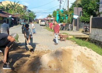 Cegah Lakalantas, Polres Sibolga Gotong-royong dengan Masyarakat Parombunan Timbun Jalan Rusak Berlobang.