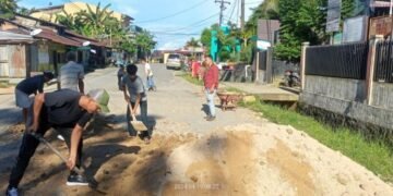 Cegah Lakalantas, Polres Sibolga Gotong-royong dengan Masyarakat Parombunan Timbun Jalan Rusak Berlobang.