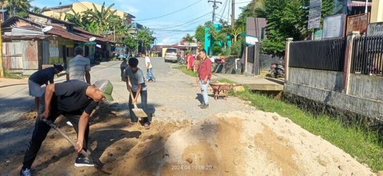 Cegah Lakalantas, Polres Sibolga Gotong-royong dengan Masyarakat Parombunan Timbun Jalan Rusak Berlobang.