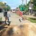 Cegah Lakalantas, Polres Sibolga Gotong-royong dengan Masyarakat Parombunan Timbun Jalan Rusak Berlobang.