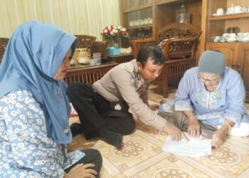 Bhabinkamtibmas Bantu Kelurahan Pancuran Pinang Kota Warganya Urus Akta Kematian.
