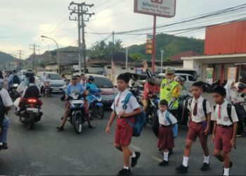 Polres Tapteng Sumatera Utara Laksakan Strong Point Persimpangan Padat Lalin.