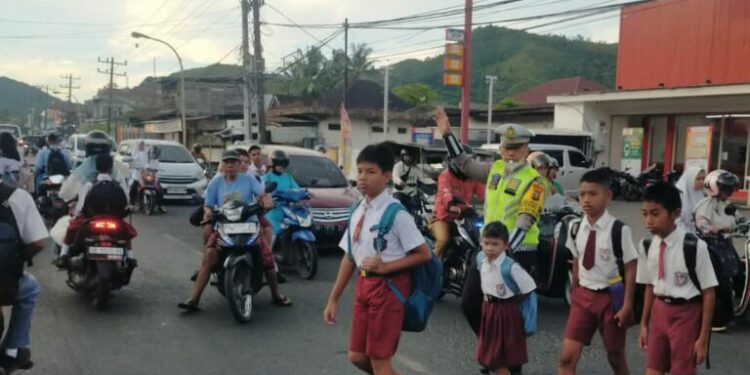Polres Tapteng Sumatera Utara Laksakan Strong Point Persimpangan Padat Lalin.