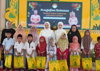 Ny Hj Uke Retno Faisal Hasrimy beri santunan kepada 122 anak yatim bersama DWP Kabupaten Langkat