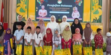 Ny Hj Uke Retno Faisal Hasrimy beri santunan kepada 122 anak yatim bersama DWP Kabupaten Langkat