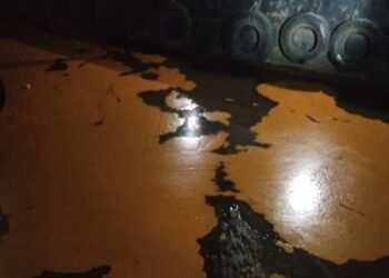 Diduga CPO dari PT. PHS Tumpah dan Mengotori Sungai Kapuas Dusun Nanga Gonis, Warga Minta Ganti Rugi.