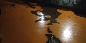 Diduga CPO dari PT. PHS Tumpah dan Mengotori Sungai Kapuas Dusun Nanga Gonis, Warga Minta Ganti Rugi.