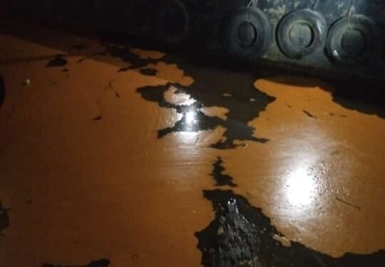 Diduga CPO dari PT. PHS Tumpah dan Mengotori Sungai Kapuas Dusun Nanga Gonis, Warga Minta Ganti Rugi.
