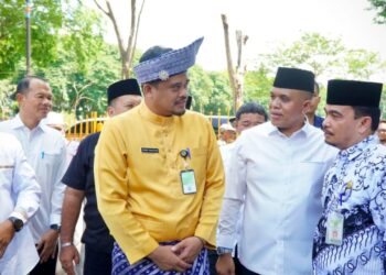 Bobby Nasution Kenakan Busana Adat Melayu di Halal Bihalal Pemkab Langkat, PJ Bupati Langkat Sambut dengan Senyum Bahagia