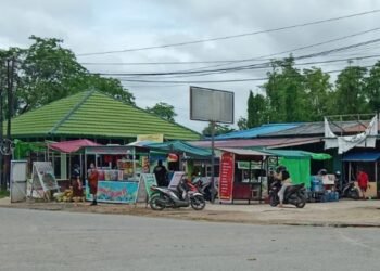 Pemandangan Bundaran Tugu BI Yang Menjadi Aikon Kota Sintang Kumuh Diharapkan Pemerintah Sintang Segera Memerintahkan Satpol PP Menertibkan Lapak Lapak Yang Masih Berjualan
