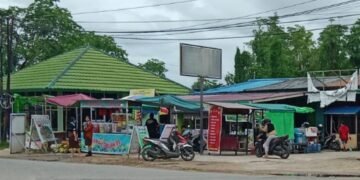 Pemandangan Bundaran Tugu BI Yang Menjadi Aikon Kota Sintang Kumuh Diharapkan Pemerintah Sintang Segera Memerintahkan Satpol PP Menertibkan Lapak Lapak Yang Masih Berjualan