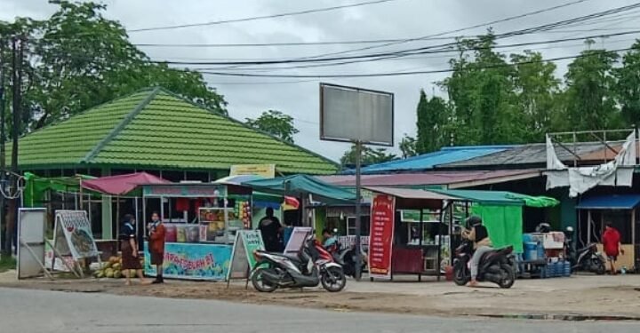 Pemandangan Bundaran Tugu BI Yang Menjadi Aikon Kota Sintang Kumuh Diharapkan Pemerintah Sintang Segera Memerintahkan Satpol PP Menertibkan Lapak Lapak Yang Masih Berjualan