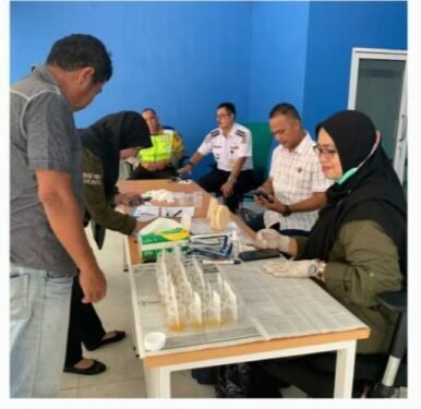 Antisipasi Kecelakaan, Polres Dan Dishub Sibolga Laksanakan Test Urine Bagi Sopir Bus Mudik