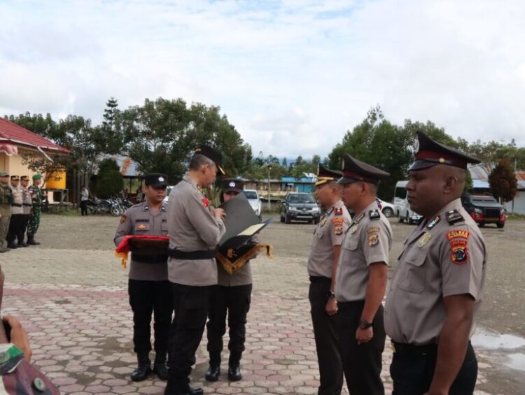 SEJUMLAH POLISI DI PEGUNUNGAN BINTANG DIGANJAR PIN EMAS KAPOLRI HINGGA KPLB