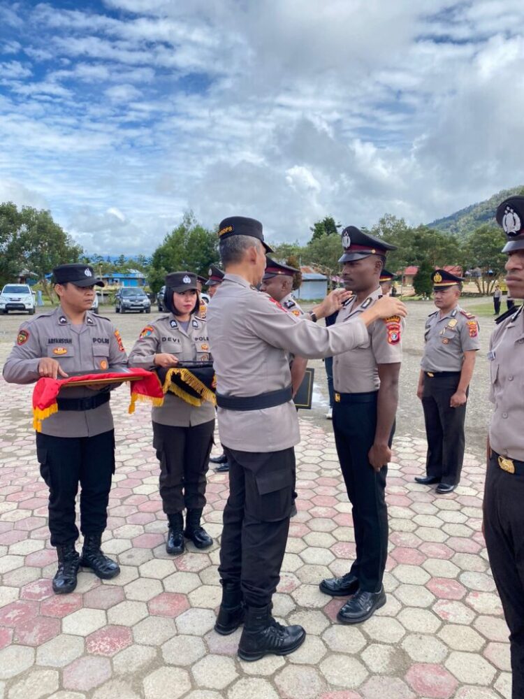 SEJUMLAH POLISI DI PEGUNUNGAN BINTANG DIGANJAR PIN EMAS KAPOLRI HINGGA KPLB