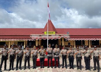 SEJUMLAH POLISI DI PEGUNUNGAN BINTANG DIGANJAR PIN EMAS KAPOLRI HINGGA KPLB