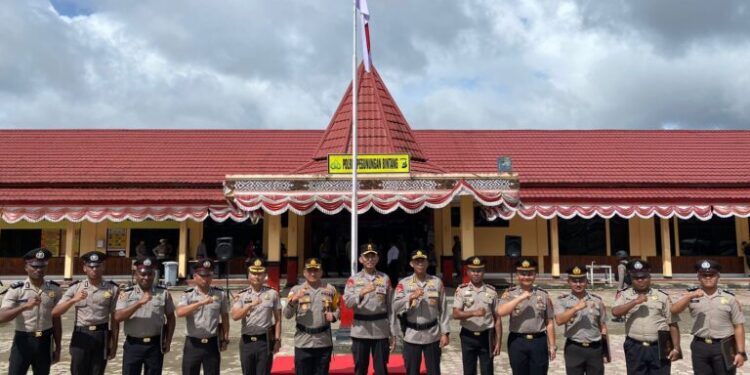 SEJUMLAH POLISI DI PEGUNUNGAN BINTANG DIGANJAR PIN EMAS KAPOLRI HINGGA KPLB