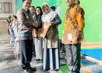 Pemkab. Tapanuli Tengah Terima Penghargaan Peringkat Proper Dan Sekolah Adiwiyata.