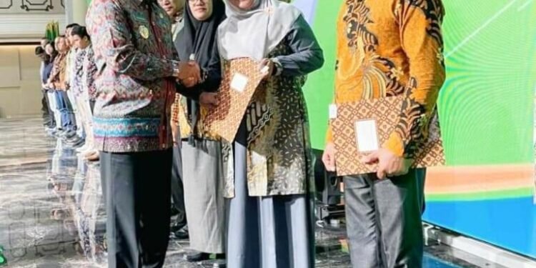 Pemkab. Tapanuli Tengah Terima Penghargaan Peringkat Proper Dan Sekolah Adiwiyata.