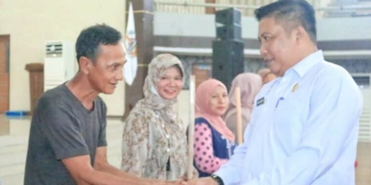 Pj. Sekdakab Tapanuli Tengah, Serahkan Alat Kebersihan Kepada Petugas Dinas Lingkungan Hidup