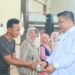 Pj. Sekdakab Tapanuli Tengah, Serahkan Alat Kebersihan Kepada Petugas Dinas Lingkungan Hidup
