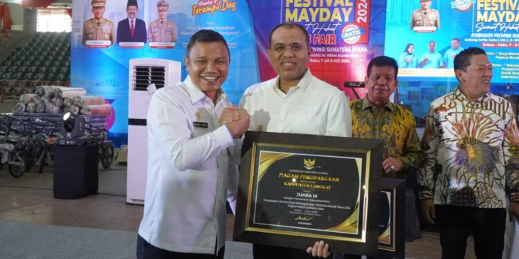 Pj Bupati Langkat Faisal Hasrimy terima Paritrana Award 2024