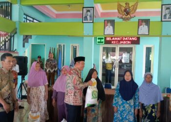 Plt Bupati Sidoarjo Subandi.SH.MKn. monitoring penyaluran bantuan pangan di 3 Desa Kecamatan Jabon Kabupaten Sidoarjo