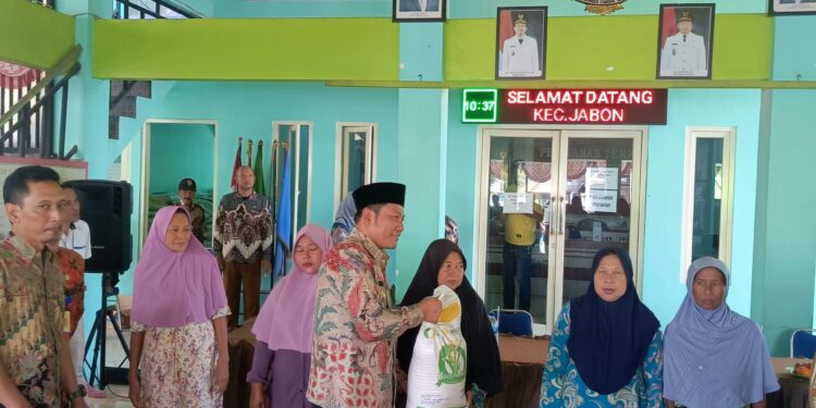 Plt Bupati Sidoarjo Subandi.SH.MKn. monitoring penyaluran bantuan pangan di 3 Desa Kecamatan Jabon Kabupaten Sidoarjo