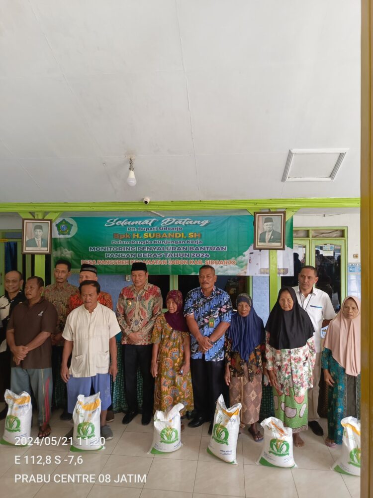 Plt Bupati Sidoarjo Subandi.SH.MKn. monitoring penyaluran bantuan pangan di 3 Desa Kecamatan Jabon Kabupaten Sidoarjo