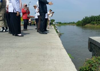 Sidak! Plt Bupati Sidoarjo Perintahkan Dinas PU Sidoarjo Segera Perbaiki Jalan Beton Plensengan di Kedung Bocok Tarik
