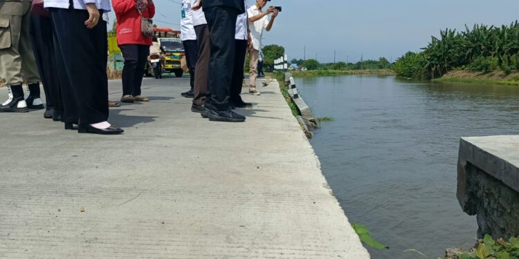 Sidak! Plt Bupati Sidoarjo Perintahkan Dinas PU Sidoarjo Segera Perbaiki Jalan Beton Plensengan di Kedung Bocok Tarik