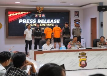 Dua orang Pelaku Jual Emas Palsu Ditangkap, Kapolres Sintang : Uangnya Untuk Main Judi Online