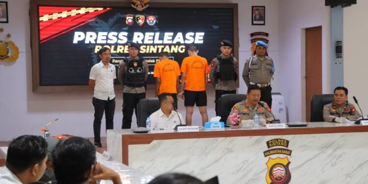Dua orang Pelaku Jual Emas Palsu Ditangkap, Kapolres Sintang : Uangnya Untuk Main Judi Online