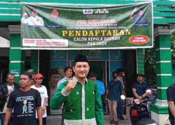 Ratusan Massa OloMa Antar Lodewick FS Marpaung Mendaftar ke Kantor DPD PKB Tapanuli Tengah Sumut.
