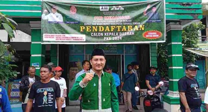 Ratusan Massa OloMa Antar Lodewick FS Marpaung Mendaftar ke Kantor DPD PKB Tapanuli Tengah Sumut.